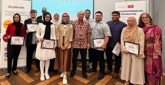 11 participants graduated from the Macropreneurs Accelerator Program. Present during the Graduation was Nazir Razak (5th from right), Chairman of Zak Capital, Wan Dazriq (behind Nazir), Director of Ethis Malaysia and Accelerate Global Board of Director Claudia Cadena (right).