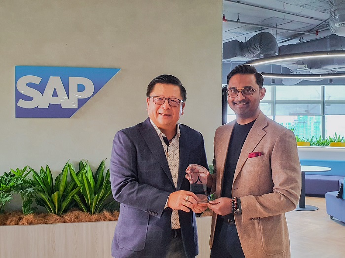 Sharma Lachu (right), CEO & Founder of Accendo Technologies receiving partnership plaque from KC Hong, MD of SAP Malaysia. 