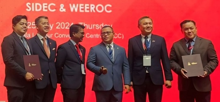 (L2R): Dr. Salleh Ahmad, CTO of Weeroc; Hasan Azhari, CEO of Invest Selangor; Johary Anuar, Deputy State Secretary (Development); Amirudin Shari, Menteri Besar Selangor; Ng Sze Han, Selangor State Executive Councillor for Investment, Trade, and Mobility; and Yong Kai Ping, CEO of Sidec. 