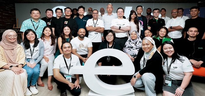 Adlin Yusman (standing 5th from left), MD of Endeavor Malaysia with Norman Matthieu Vanhaecke (standing 5th from right), CEO of Cradle with the founders of the 8 shortlisted companies and partners.