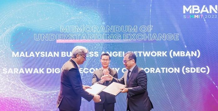 Sudarnoto Osman, CEO of Sarawak Digital Economy Corporation (SDEC) and Peter Wee, Honorary Secretary MBAN signing an MOU and announcing the launch of the Sarawak Chapter of the Malaysian Business Angel Network.