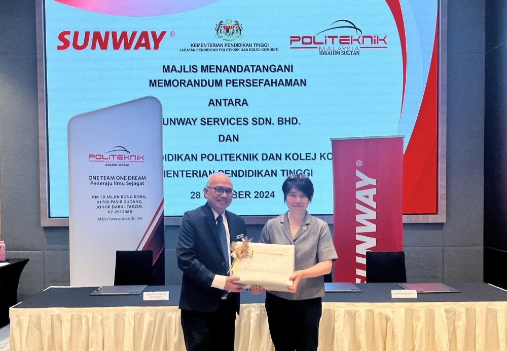 Senior director of competency at the Department of Polytechnic and Community Colleges, Razak bin Sabtu (left) and Sunway Group’s chief HR Officer, Foo Shiang Wyne post signing.