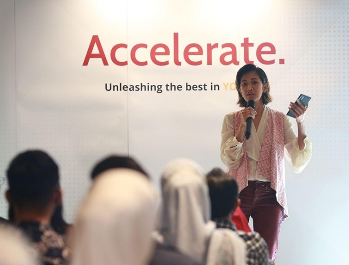 Accelerate Global Board of Director Surina Shukri motivating participants at an Accelerate Global event.