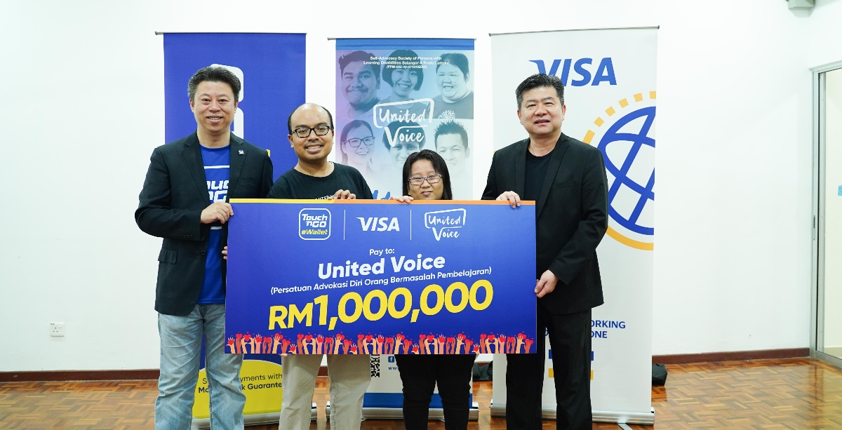 [From left] Alan Ni, CEO, TNG Digital and [From left] Ng Kong Boon, Visa country manager for Malaysia present the US$251,000 donation mock cheque to Johari Jamali, United Voice treasurer, and Tan Mei Yee, United Voice Committee Member. 