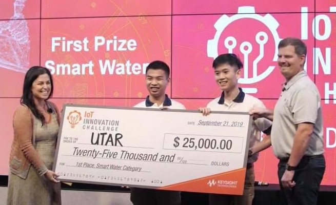 The UTAR team emerged the winner out of nearly 300 participating teams from around the world and were ranked at the top alongside leading universities like Stanford University and Massachusetts Institute of Technology. Pictured (from left) are Marie Hattar, Keysight’s Chief Marketing Officer, presenting a mock cheque to UTAR's Au Jin Cheng and Lim Wen Qing.