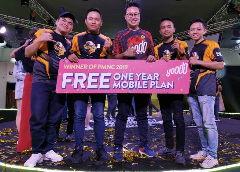 Yoodo head Chow Tuck Mun (centre) with the champions of PUBG MOBILE National Championships (PMNC) 2019, ViP Squad – Victorious in Play