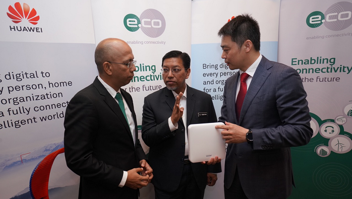 Edotco recently signed an MOU with Huawei on 5G technology. Pictured are edotco's group chief regional officer Wan Zainal Adileen (left), MCMC chief officer Mohd Ali Hanafiah (centre) and president of Huawei’s Small Cell Product Line Ritchie Peng (right).