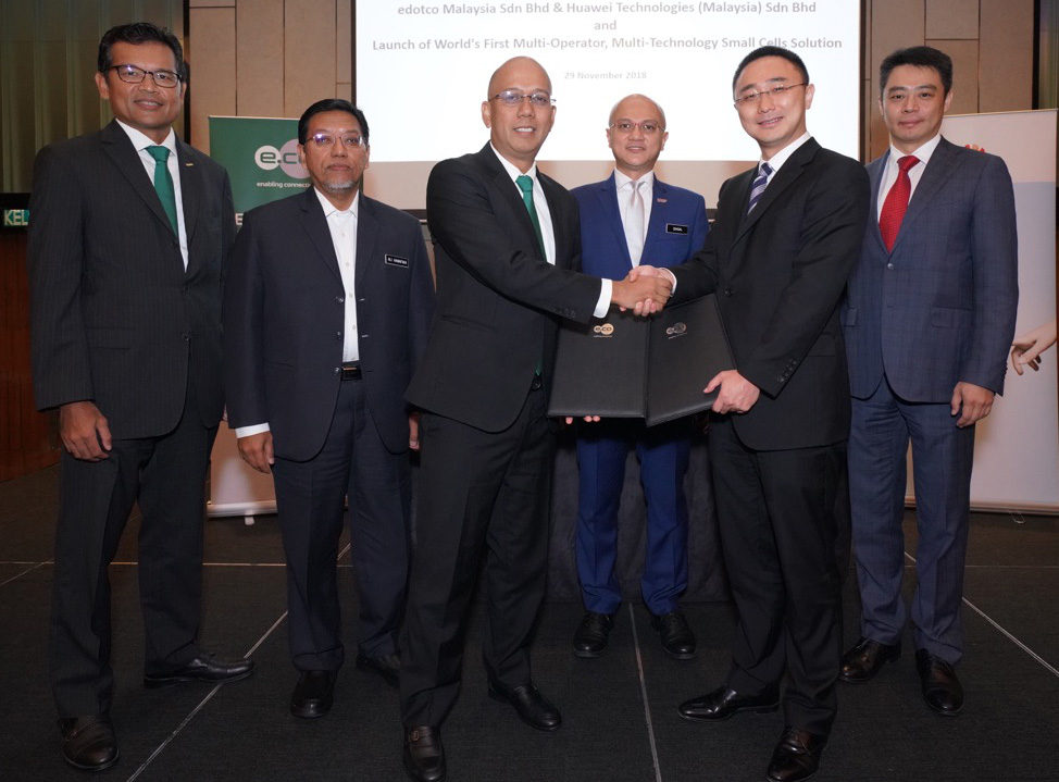 edotco group chief regional officer Wan Zainal Adileen exchanging the MoU with Huawei Technologies (Malaysia) CEO Baker Zhou as MCMC Chairman Al-Ishsal Ishak (4th left), MCMC chief officer, communications and Digital Ecosystem Sector Mohd Ali Hanafiah Mohd Yunus (2nd left), edotco Group director of group corporate affairs Azizul Abdul Rahman (left) and President of Huawei’s Small Cell Product Line Ritchie Peng (right) look on