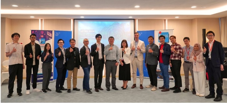 Yuki Tsuzuki (7th from left), Director of the Digital Transformation and F&B Team, JETRO; Karen Lau (8th from right), COO, Sunway iLabs; Matt van Leeuwen (7th from right), Sunway iLabs CEO celebrate with the other participants at the conclusion of the 2024 Green Transformation Accelerator programme.