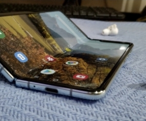 Review: Galaxy Fold: Let the foldable games begin
